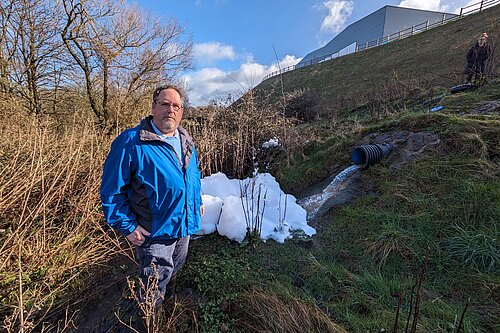 Cllr Stubbs standing in front of pollution at Fagley Beck