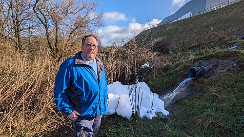 Cllr Stubbs standing in front of pollution at Fagley Beck